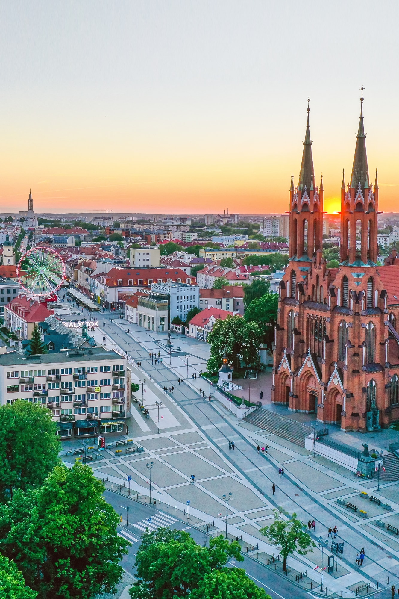 Widok z lotu ptaka na centrum Białegostoku o zachodzie słońca. Widoczna Archikatedra i część rynku.