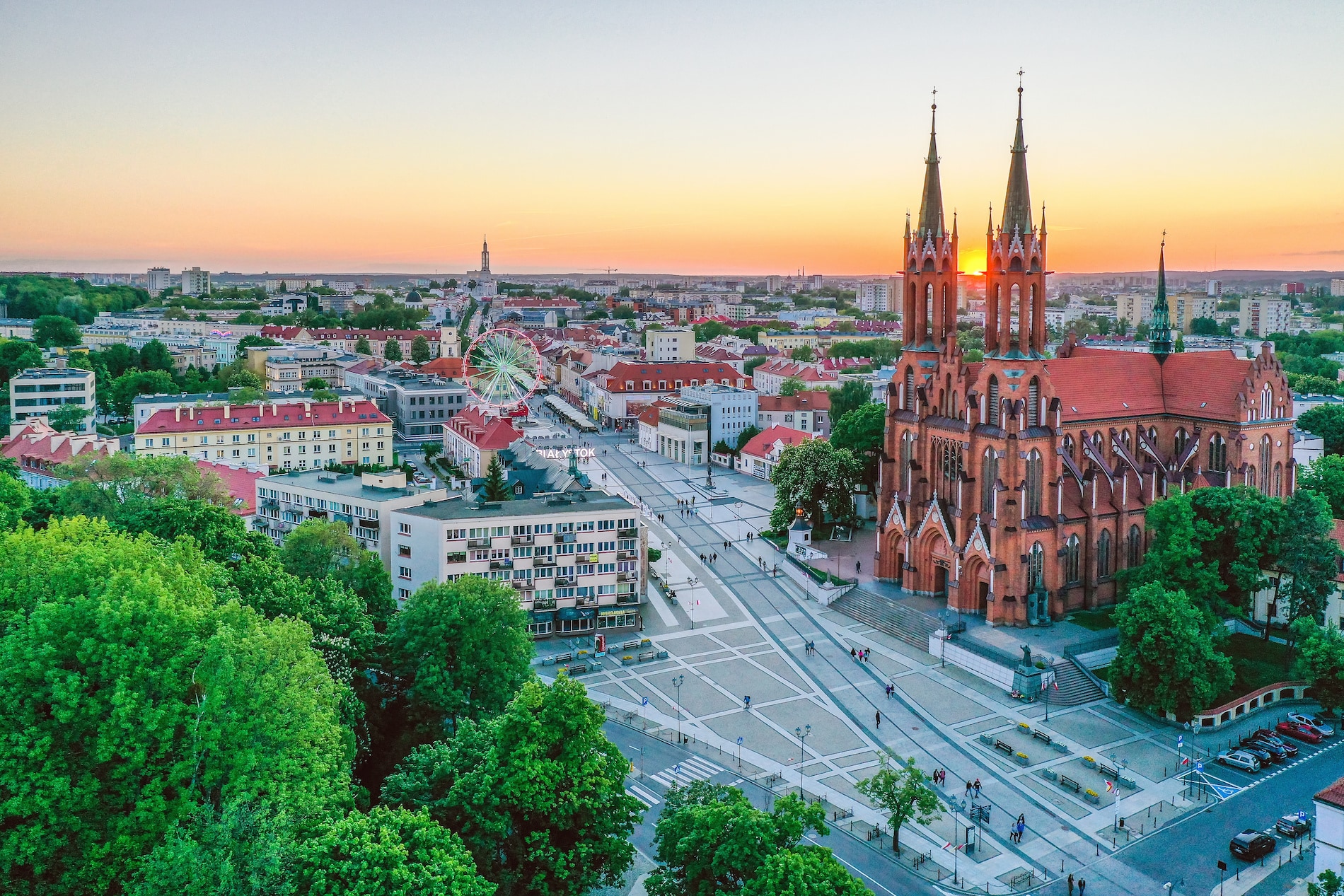 Widok z lotu ptaka na centrum Białegostoku o zachodzie słońca. Widoczna Archikatedra i część rynku.