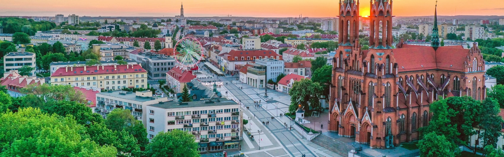 Widok z lotu ptaka na centrum Białegostoku o zachodzie słońca. Widoczna Archikatedra i część rynku.